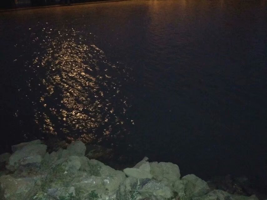 晚上河边照片真实图片