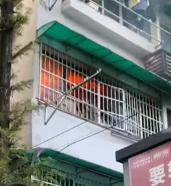热点|杭州一住户家中洗衣机起火爆炸，围观大伯：咦，这不是我家吗？
