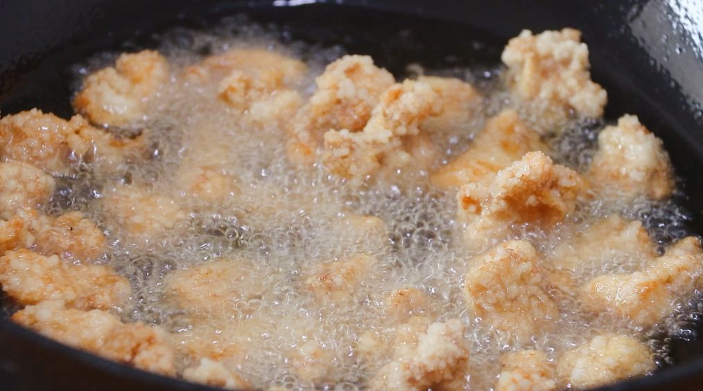 锅内油继续加热,倒入炸好的鸡块复炸一遍.