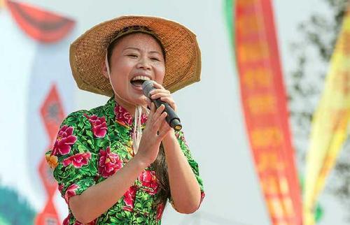 草帽姐的原名叫做徐桂花,她是在山东省沂临市兰陵县的一个普通农村