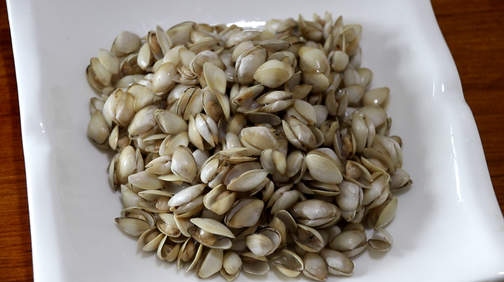 海瓜子不用嘴嗑放入水中煮一下撒上葱末淋上热油很鲜嫩