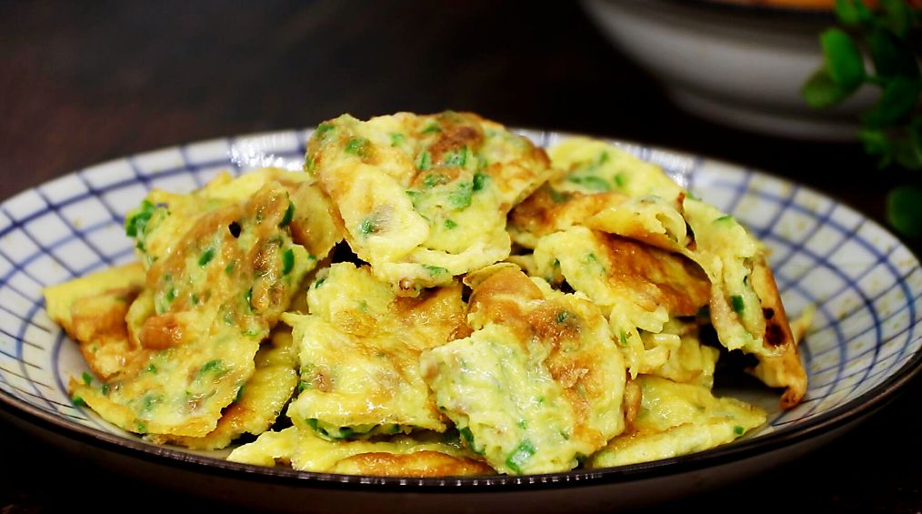 鸡蛋和辣椒一起炒比加了面粉的鸡蛋饼好吃不用为先炒哪个犯愁