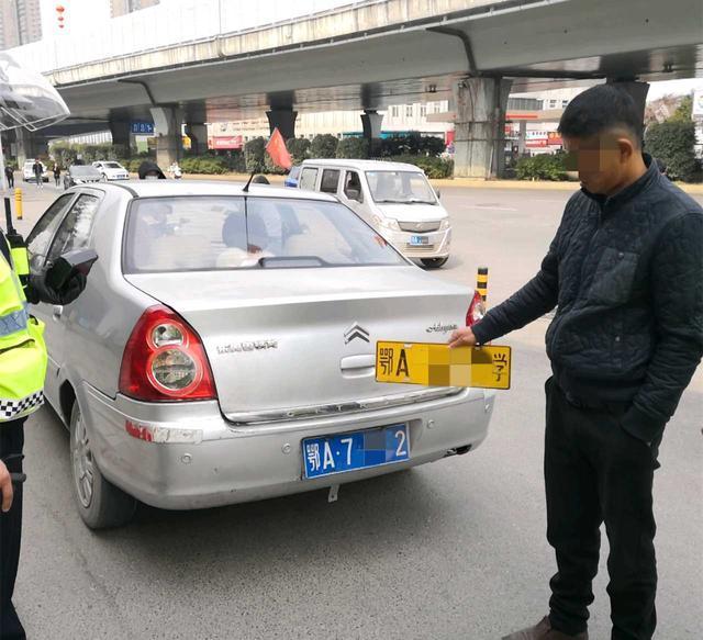 尴尬 路边更换假车牌被交警抓现行 出租车遮挡号牌逆行遇上警车 时分爆料i