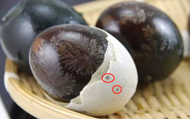皮蛋的蛋壳上有黑点(买皮蛋,蛋壳上黑点)