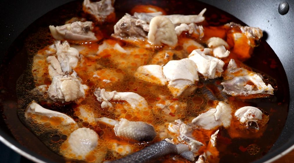 最后淋入调好的水淀粉,炒匀,这道姜汁热窝鸡就做好了,非常好吃!