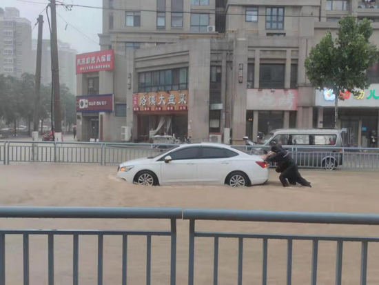 河南郑州暴雨情况。胡晓丽摄