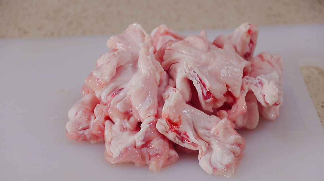 锅内倒水烧开,加一点白酒去腥,放入鸡冠油焯水.