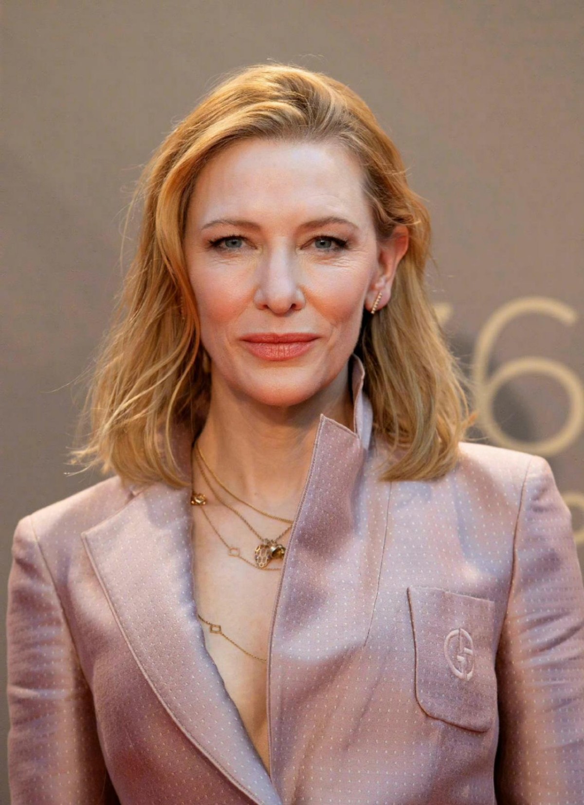 56岁大魔王凯特气场两米八!穿粉色西装秀事业线,网友:老公