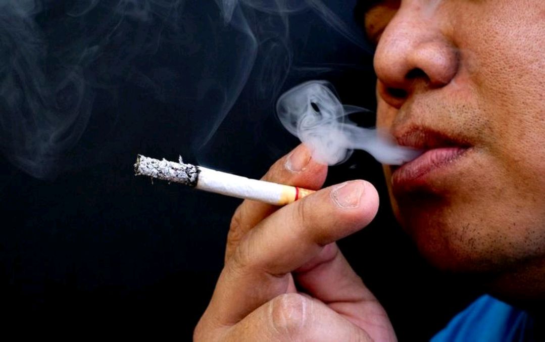 对于长期吸烟的人来说在吸烟的时候有两种情况需要引起重视