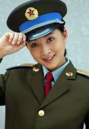 当过兵的5位女星,有一位后来变性了,而她军衔相当高