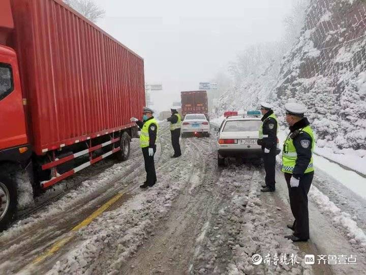 洒融雪剂消除安全隐患泰安交警景区大队保障雨雪天道路交通安全 齐鲁壹点