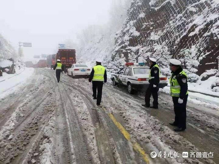 洒融雪剂消除安全隐患泰安交警景区大队保障雨雪天道路交通安全 齐鲁壹点