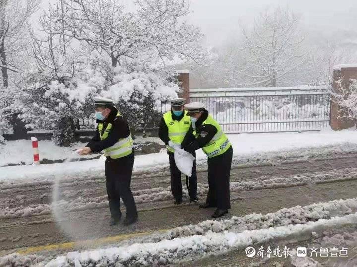 洒融雪剂消除安全隐患泰安交警景区大队保障雨雪天道路交通安全 齐鲁壹点