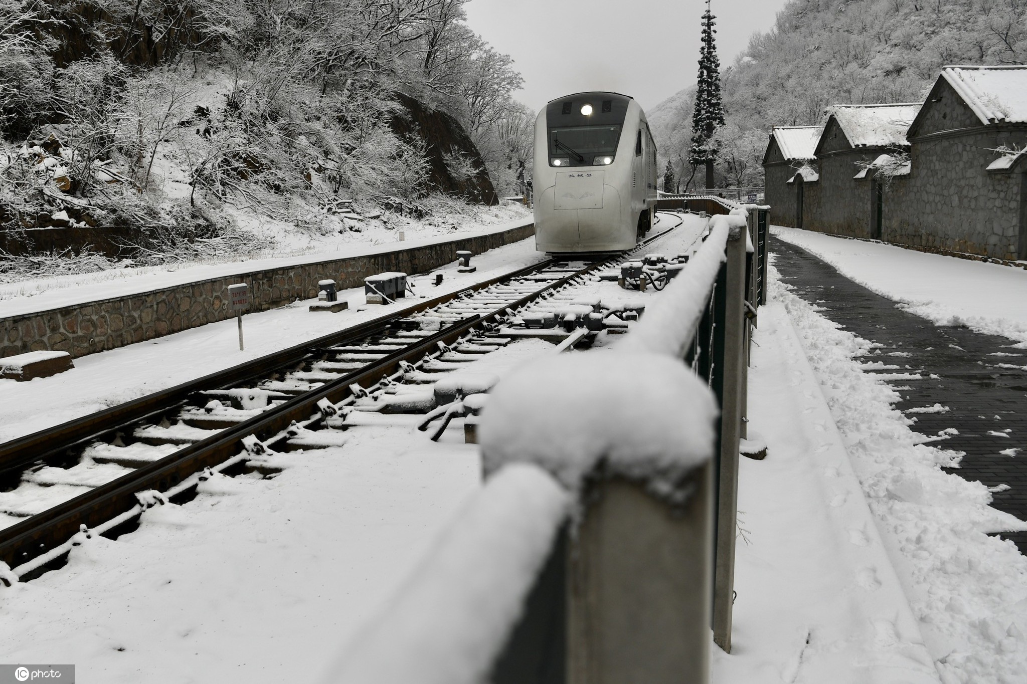 北京部分地区降雪延庆青龙桥站现 雪国列车 环球网