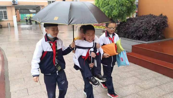 我是你的拐杖你的腿 庆元五年级学生轮流背残疾同学上学 钱江晚报小时新闻