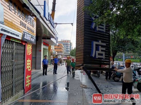 为消除安全隐患 桂林城管拆除四处破损户外广告牌 北青网