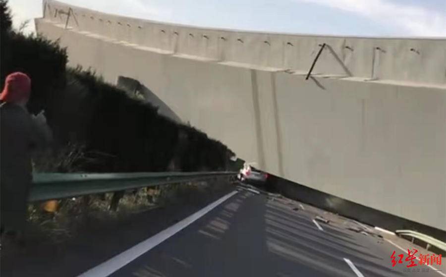 湖北高速公路桥面侧翻事故幸存者 爬出3分钟后车被压扁 齐鲁壹点